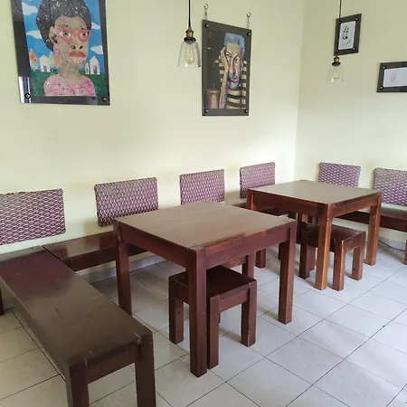 Albania Loft אכסניה *